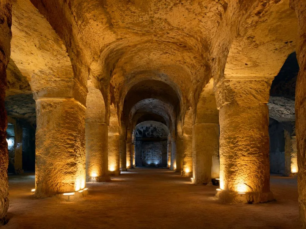 Galleria delle Catacombe di San Gennaro scavata nel tufo