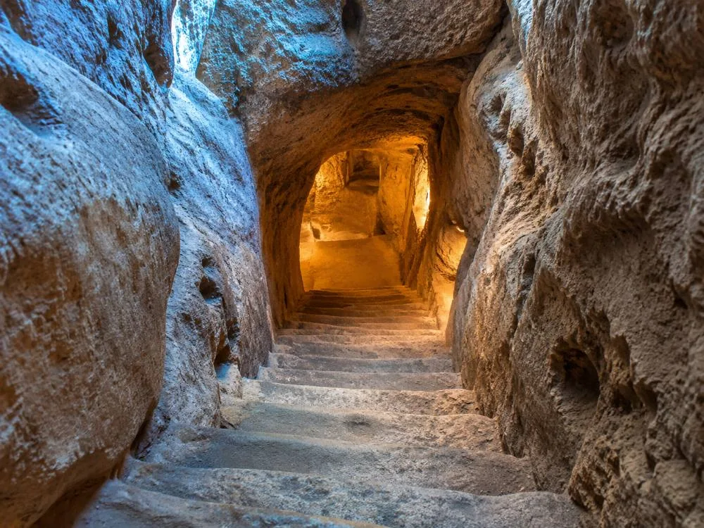 Alley in Rione Sanità beneath the ascent to Capodimonte